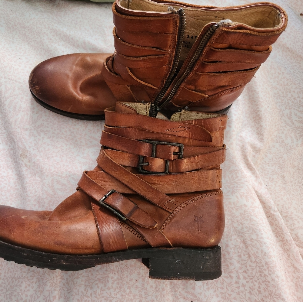 Gently worn size 7 1/2 Frye boots.